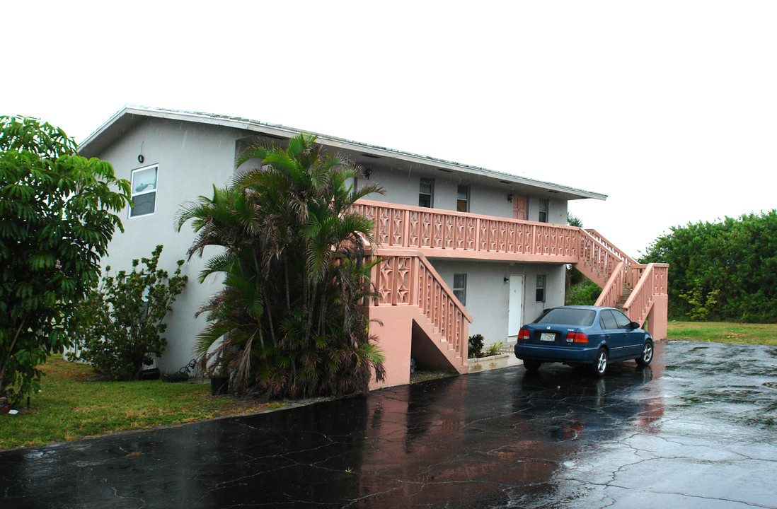 1530 Forest Hill Blvd in West Palm Beach, FL - Building Photo