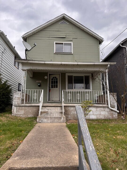 1047 Hamilton Ave in Farrell, PA - Building Photo