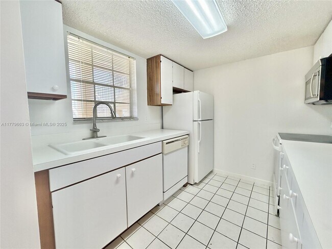 6331 La Costa Dr in Boca Raton, FL - Building Photo - Building Photo