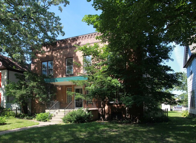 2520 Polk St NE in Minneapolis, MN - Foto de edificio - Building Photo