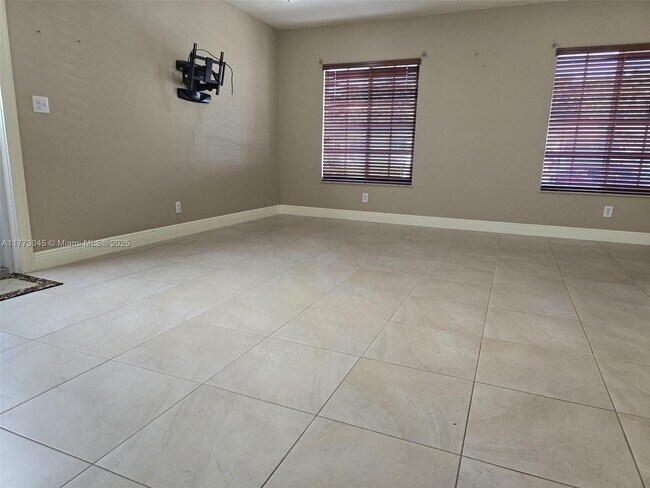 432 W 46th Pl-Unit -0 in Hialeah, FL - Foto de edificio - Building Photo