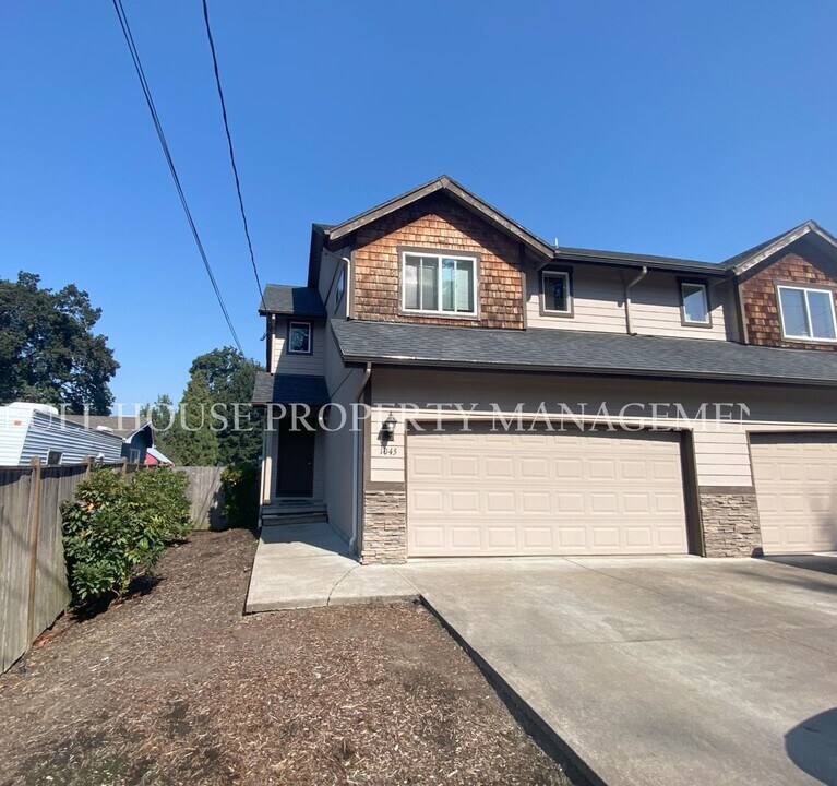 1045 River Loop 1-Unit -1045 in Eugene, OR - Building Photo