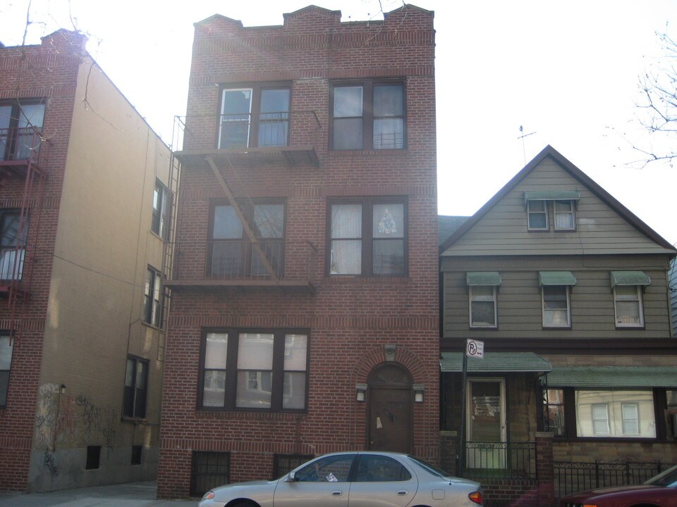 18 Hancock St in Brooklyn, NY - Building Photo