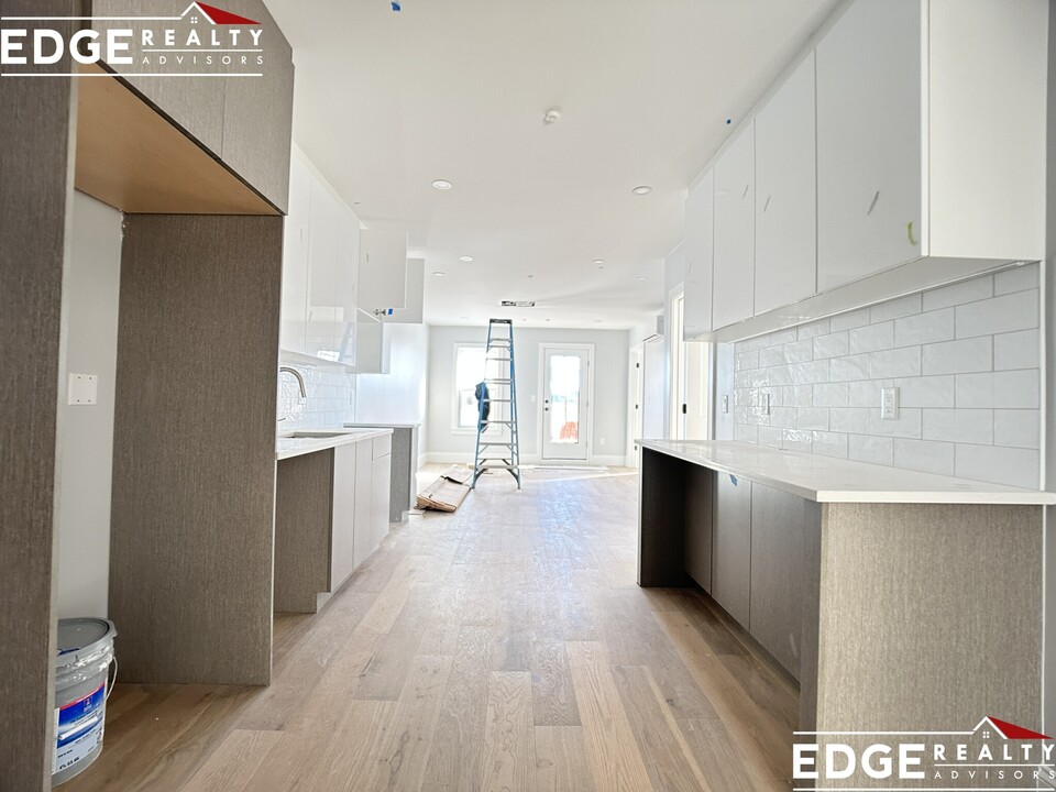 12 Surrey St, Unit 4 in Boston, MA - Building Photo