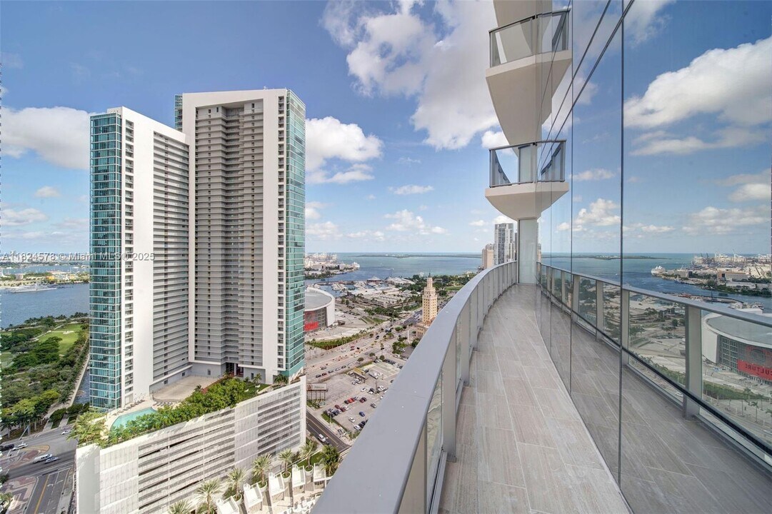 851 NE 1st Ave in Miami, FL - Building Photo