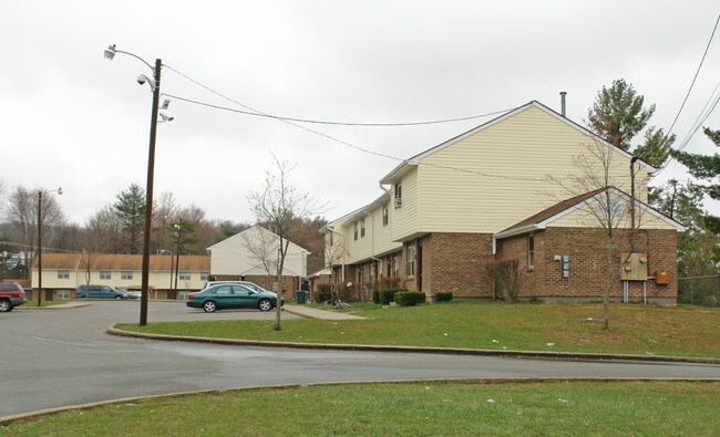 420-455 Lewis Ritchie Dr in Beckley, WV - Foto de edificio - Building Photo