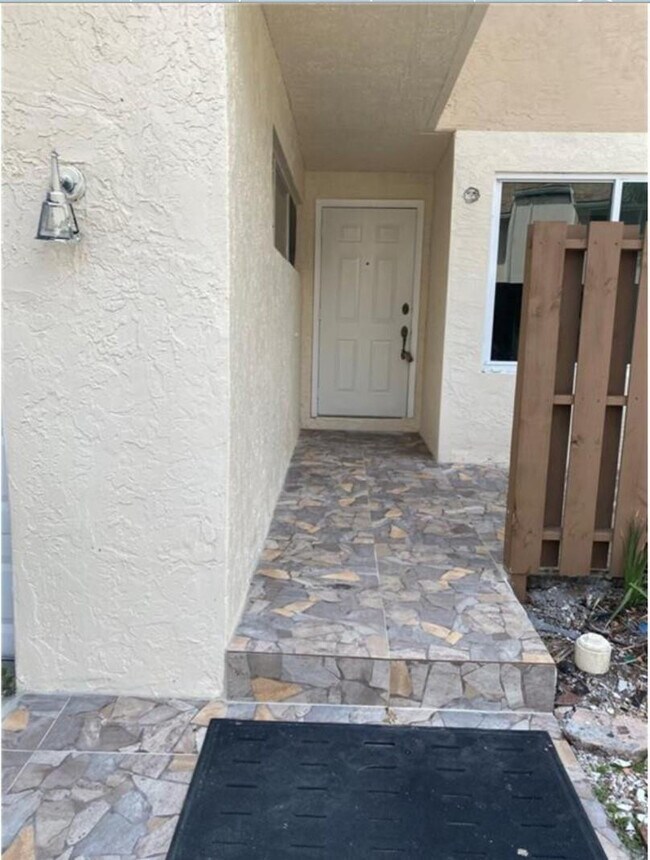 8233 NW 8th Ct in Plantation, FL - Building Photo - Building Photo