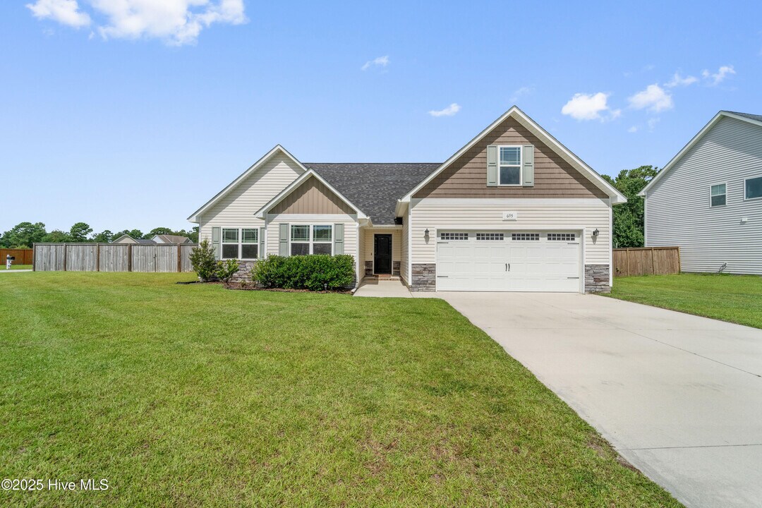 695 Aria Ln in Hubert, NC - Building Photo