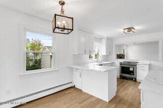 74 S Ward Ave in Rumson, NJ - Building Photo - Building Photo