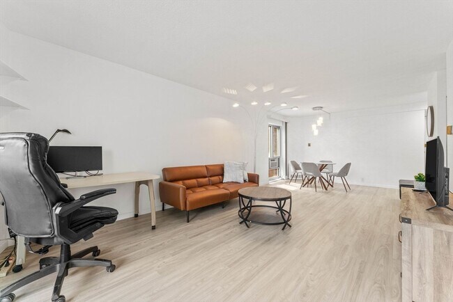 19 Winchester St, Unit 312 in Brookline, MA - Building Photo - Building Photo