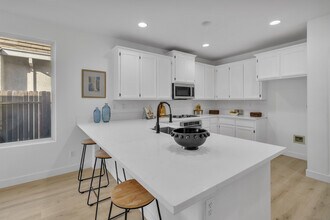 1886 Dawnelle Way in Sacramento, CA - Foto de edificio - Building Photo