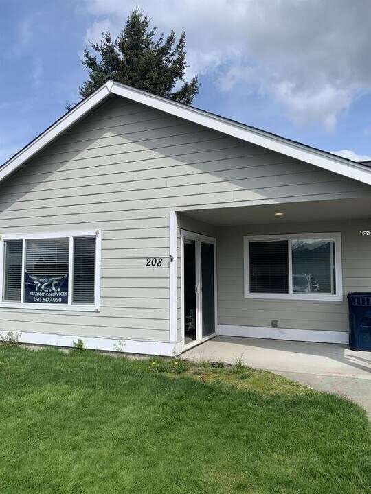 208 Noble St in Sumas, WA - Foto de edificio