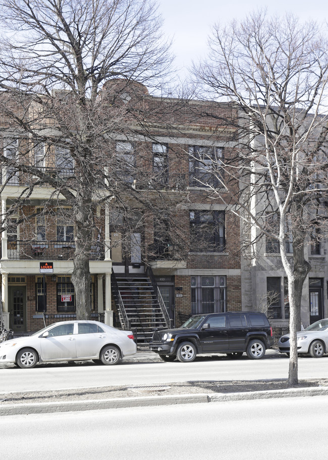 211-215 Saint-Joseph Boul O in Montréal, QC - Building Photo - Building Photo