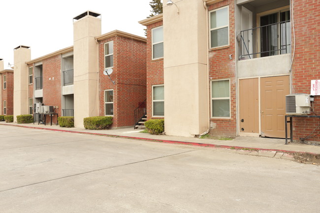 Monarch Place Apartments in Dallas, TX - Foto de edificio - Building Photo