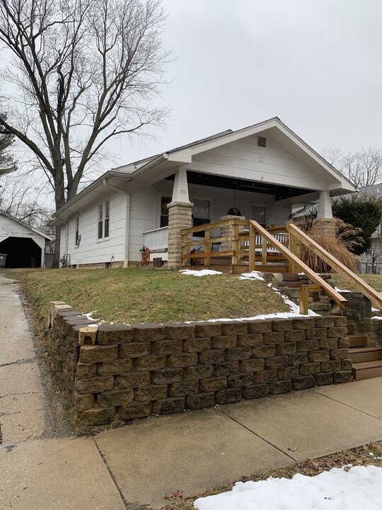 303 E Vermilya Ave in Bloomington, IN - Foto de edificio