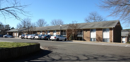 Trinity Properties - Campus Walk in Durham, NC - Foto de edificio - Building Photo