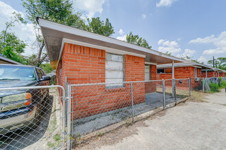 2101 Hutton St in Houston, TX - Building Photo - Building Photo