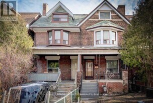 709 Gladstone Ave in Toronto, ON - Building Photo