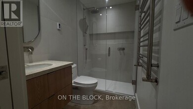 1041 College St in Toronto, ON - Building Photo - Building Photo