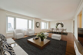 132 E Delaware Pl in Chicago, IL - Building Photo - Building Photo