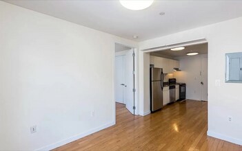 924 Metropolitan Ave in Brooklyn, NY - Foto de edificio - Building Photo