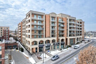 Renaissance Court in Vaughan, ON - Building Photo