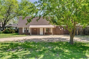 626 W Arawe Cir in Irving, TX - Building Photo