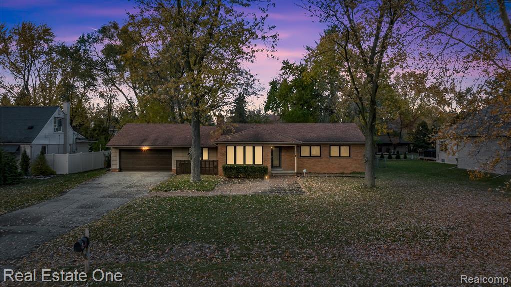 2360 Pine View Dr in West Bloomfield Township, MI - Building Photo