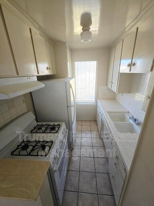 4619 Lexington Ave in Los Angeles, CA - Building Photo