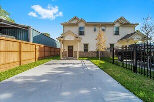 913 Turner Dr in Houston, TX - Building Photo