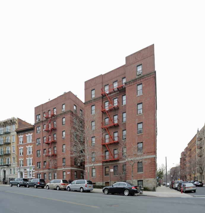 311 Bedford Park in Bronx, NY - Foto de edificio