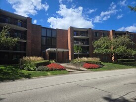1615 E Central Rd, Unit 413B in Arlington Heights, IL - Building Photo