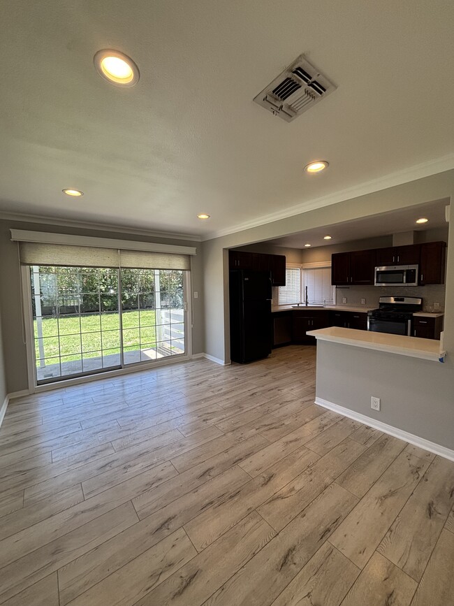 23158 Leonora Dr in Woodland Hills, CA - Building Photo - Building Photo