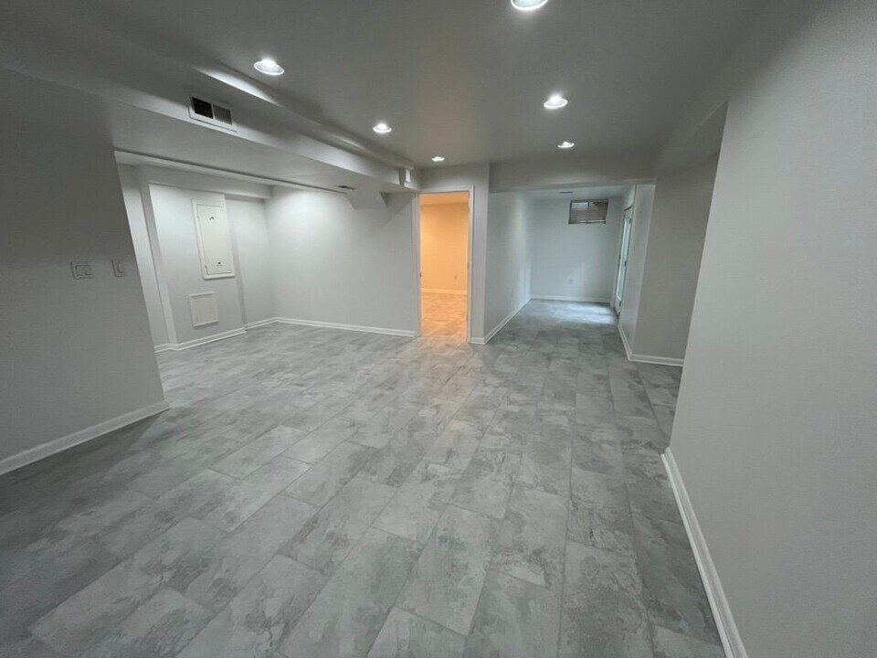 1106 Landerset Dr in Herndon, VA - Foto de edificio