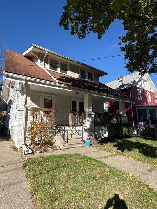 1086 Herberich Ave in Akron, OH - Building Photo