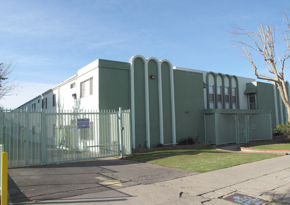 Roscoe Apartments in Panorama City, CA - Foto de edificio