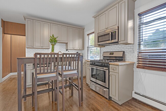 2111 W Roscoe St in Chicago, IL - Building Photo - Building Photo