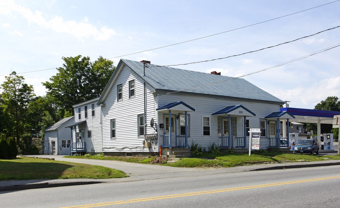 225 Main St in Fairfield, ME - Foto de edificio