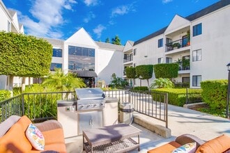 Casa Pacifica Senior Apartment Homes in Santa Ana, CA - Foto de edificio - Building Photo