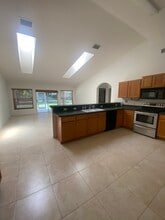 781 NW Grenada St in Port St. Lucie, FL - Foto de edificio - Building Photo