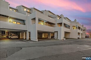 750 Mainsail Ln in Secaucus, NJ - Building Photo