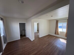 3321 W 63rd St, Unit 3321 in Los Angeles, CA - Foto de edificio - Building Photo