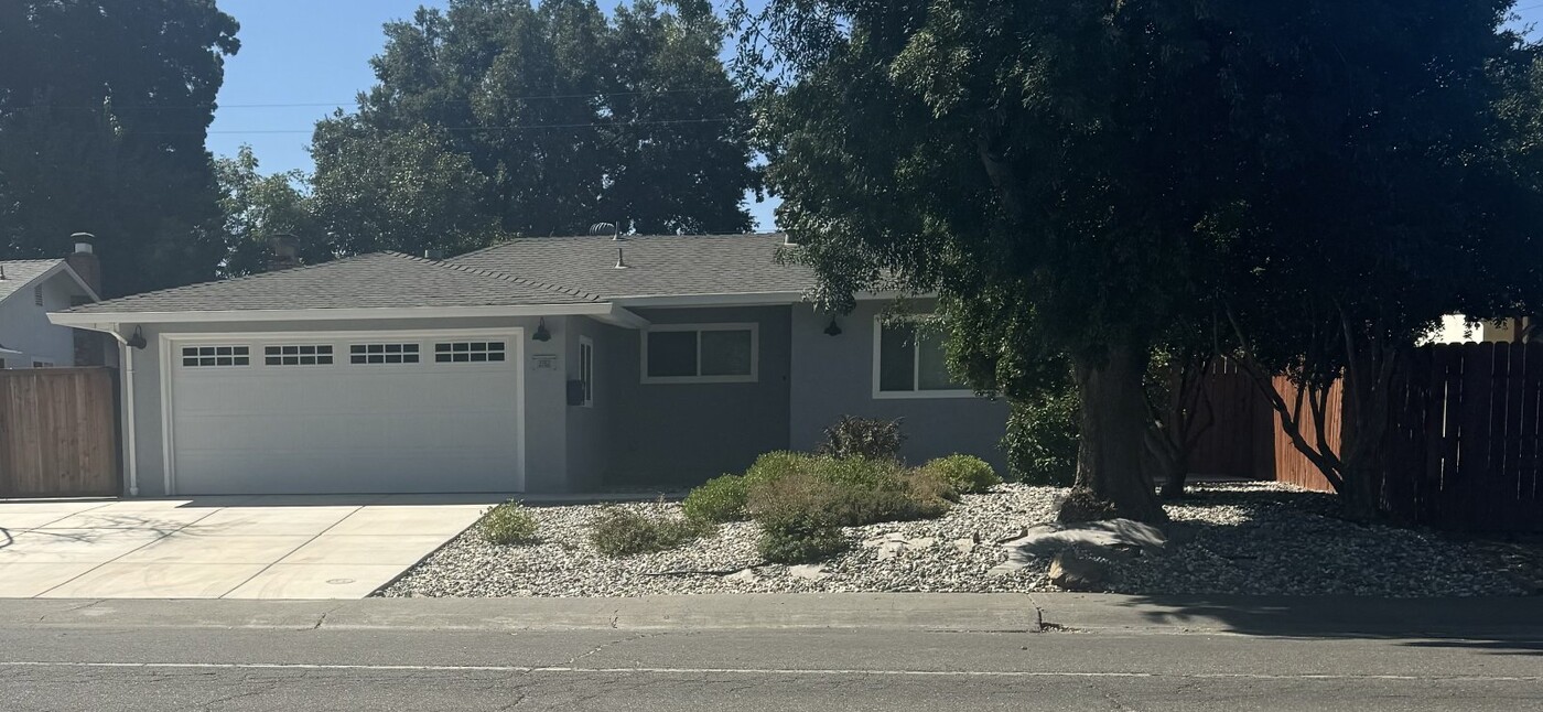 2312 Loyola Dr in Davis, CA - Building Photo