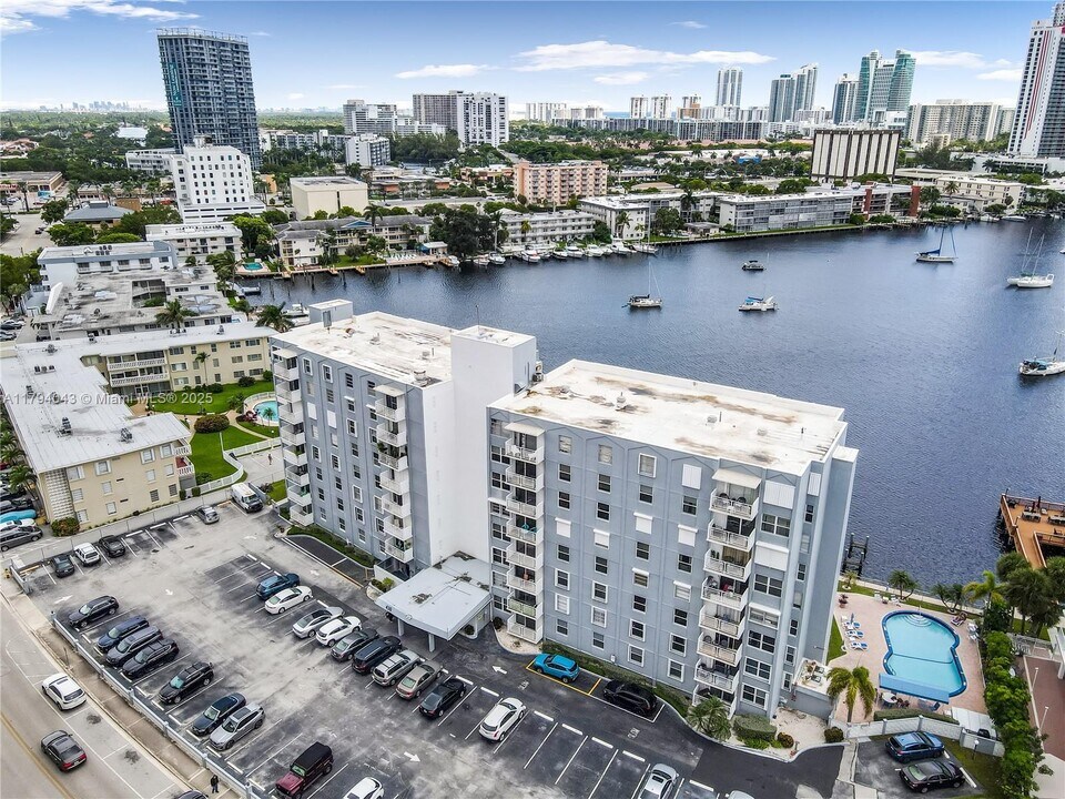 430 Golden Isles Dr in Hallandale Beach, FL - Building Photo