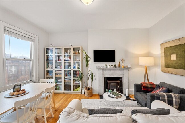 62 W Cedar St in Boston, MA - Foto de edificio - Building Photo