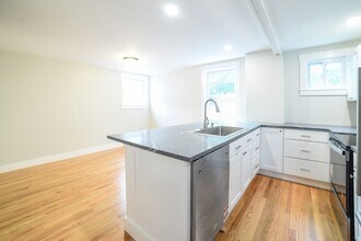 76 Slades Corner Rd in Dartmouth, MA - Building Photo - Building Photo
