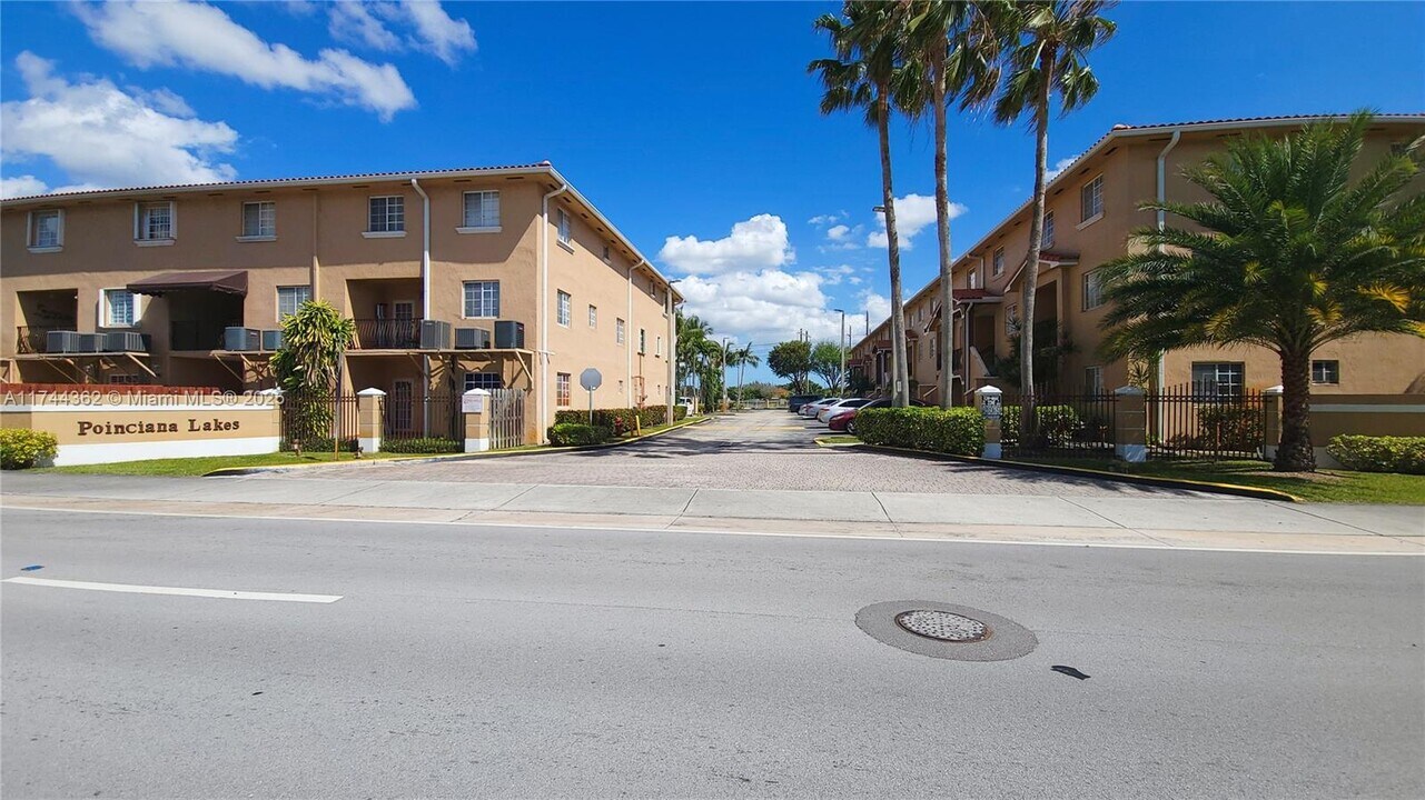 17405 NW 75th Pl in Hialeah, FL - Foto de edificio