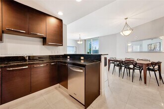 3030 NE 188th St in Aventura, FL - Building Photo - Building Photo