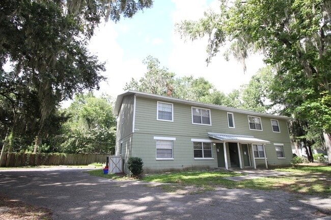 625 SW 11th Ln in Gainesville, FL - Foto de edificio - Building Photo