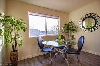Cherry Springs in Springfield, OR - Foto de edificio - Building Photo